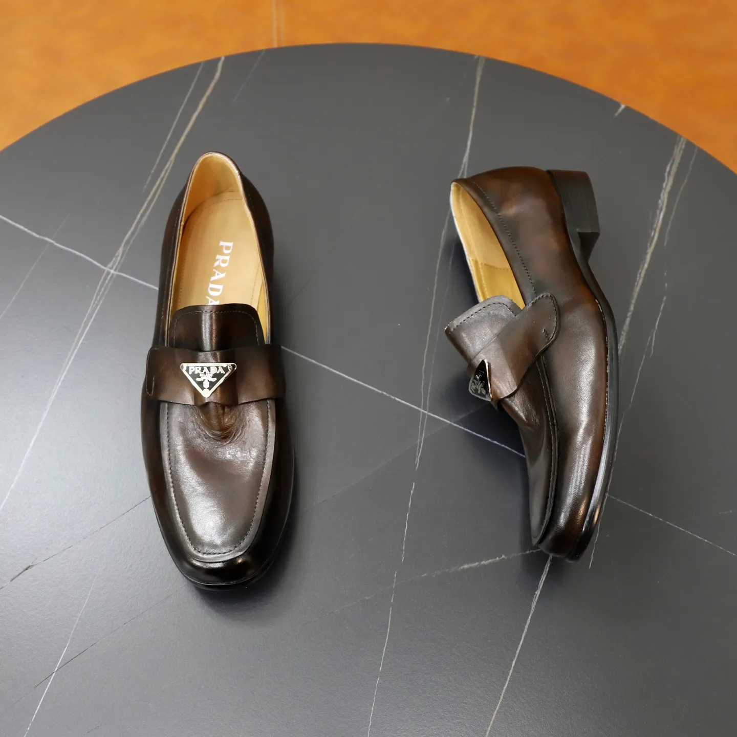 Ex-factory price: 520💰[PRADA] Prada's new casual men's shoes are launched in Hong Kong counters. Official website 1:1 production. Italian washed cowhide + water-dyed leather lining. Designed by European and American masters. Perfect shape to create counter quality, solid color rubber wear-resistant outsole and classic dazzling head! Super versatile and very comfortable. High-end without losing taste, fashionable and novel! ! Absolute focus! 3 colors available! Code number 38-45